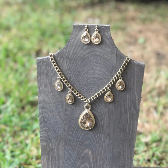 Gold Amanda Necklace – Classic Style with a Modern Twist